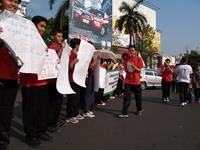 Mahasiswa FK Undip sedang berorasi meneriakkan pesan-pesan kesehatan